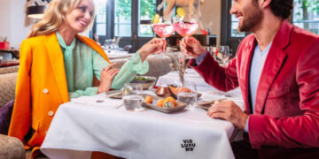 Een luxueus hotel inclusief diner omgeven door weelderige tuinen bij Vialuxury.